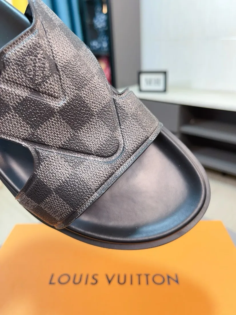 Men's shoes💰300🌹🌹【LV】Multi-color new men's slippers, original top-quality version, original special cowhide with pebbled embossing➕sheepskin on the inner and side, non-slip combination sole, more stable walking, more comfortable and lightweight, high-end and generous, size: 38~44